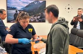 Arriesga más de 20 años de cárcel: Fiscalía acusa por tres delitos a iraní detenido con pasaporte falso en aeropuerto de Santiago