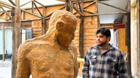 Jardines humanos, la exposición de Joaquín Hidalgo que reúne más de 20 esculturas de madera en Museo Taller