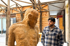 Jardines humanos, la exposición de Joaquín Hidalgo que reúne más de 20 esculturas de madera en Museo Taller
