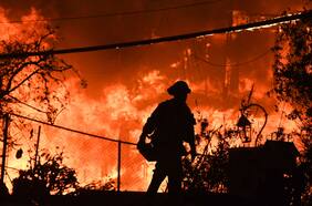 Desde el letrero de Hollywood en llamas hasta imágenes satelitales: fake news que se viralizaron por incendios en California