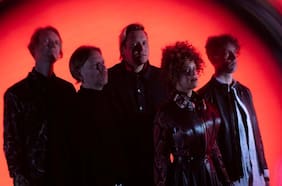 Arcade Fire entre un divorcio, acusaciones y un tibio álbum: ¿qué pasa con la gran gloria del indie?