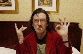 Irací Hassler inaugura placa dedicada a Charly García en el centro de Santiago