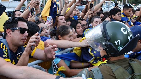 Tres bombos para la visita y 1.200 xeneizes con carnet chileno: el plan para controlar a la barra de Boca ante la UC