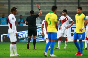 Dura baja para Perú: Carlos Zambrano recibe tres fechas de castigo