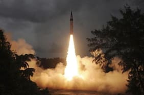Cómo es el misil Agni-5 con capacidad nuclear que India asegura haber probado con éxito