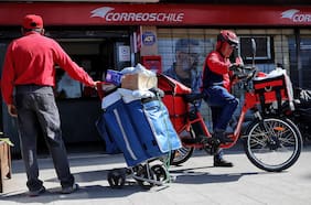 La encrucijada de CorreosChile: cómo la empresa estatal quedó rezagada frente a la era digital