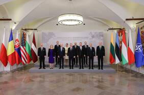 Biden se reúne con los líderes del flanco oriental de la OTAN y Putin mira a China