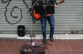 Así operará la ordenanza en Santiago que restringe a músicos y "mata" el plástico en terrazas de locales