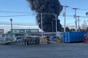 Incendio en instalaciones de planta frutícola provoca enorme columna de humo y obliga a suspender clases en Paine