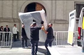 Mudanza presidencial: Almohadas, colchones y camas de la familia Kast, llegan a La Moneda