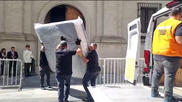 Mudanza presidencial: Almohadas, colchones y camas de la familia Kast, llegan a La Moneda