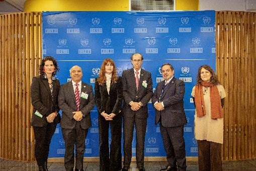 Jeannette Plaut, decana de Arquitectura, Diseño y Artes Digitales de la Universidad Gabriela Mistral; Claudio Concha, vicerrector USS sede Concepción; Loreto Lyon, decana de la Facultad de Arquitectura, Arte y Diseño Universidad San Sebastián; Carlos Williamson, rector Universidad San Sebastián; Javier Medina, secretario ejecutivo adjunto a.i. de la CEPAL, y Claudia Vilches, Jefa interina de la Biblioteca Hernán Santa Cruz de la CEPAL.