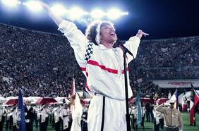 Romance con una amiga, drogas y una compleja familia: las claves de la biopic de Whitney Houston