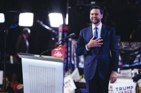 J.D. Vance: El contradictorio senador millennial y fanático del Señor de los Anillos que acompaña a Trump