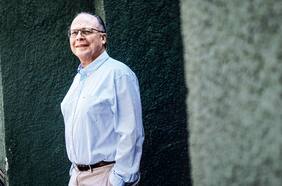 Claudio Sapelli, economista y académico de la UC: “Estoy convencido de que un Ingreso Básico Universal es el camino que hay que seguir”