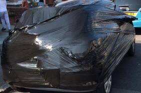 Aburrido de que se estacionaran en la entrada de su casa, usó el ingenio y mucho nylon