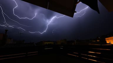 DMC emite aviso meteorológico para ocho regiones de Chile por probabilidad de tormentas eléctricas en algunos sectores