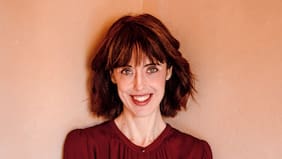 Mientras alguien cena o abre la ventana: un relato de Irene Vallejo