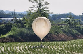 Globo norcoreano con basura cae nuevamente en el recinto de la Presidencia de Corea del Sur