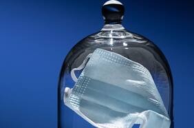 Los CDC de Estados Unidos flexibilizan normas sobre el uso de mascarillas, pero ¿aún debería usar una?