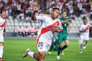 Flores marca el tercer gol de Perú en el triunfo ante Bolivia.