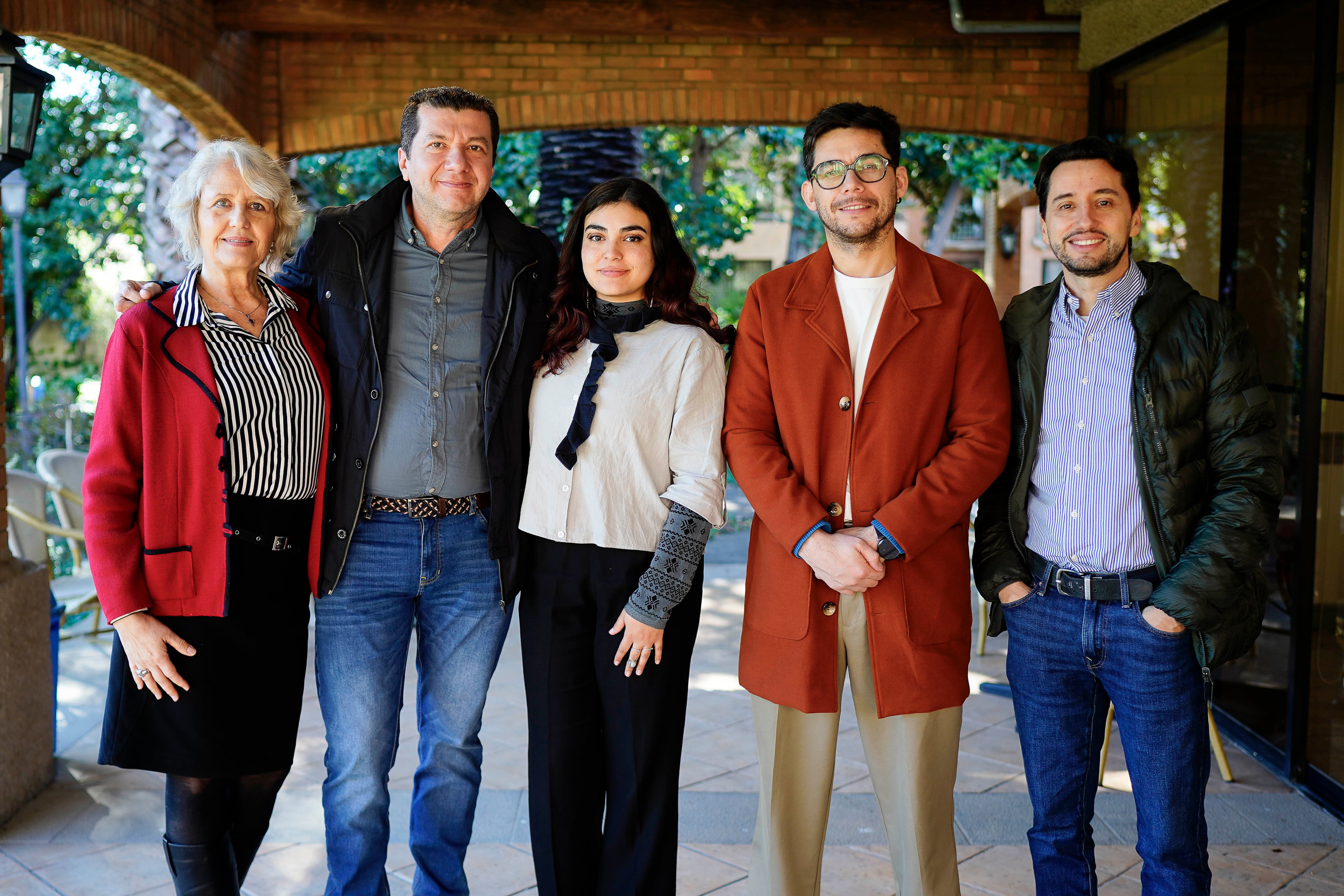 Jacqueline Greenhill, coordinadora de Red UC Empresas con Experiencia SeniorLab UC; Diego Sánchez, director Ejecutivo de PAM Corporación Social; Daniela Ramírez Benavides, líder de Estrategia y Desarrollo SeniorLab UC; Carlos Román, director Ejecutivo SeniorLab UC y Camilo López, responsable de Familias y Personas en Comfama.