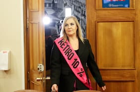 Oposición y oficialismo sellan pacto para aislar a Pamela Jiles y frenar retiros