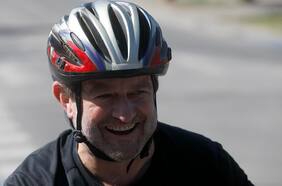 Claudio Orrego, en dos ruedas rumbo a la gobernación de Santiago