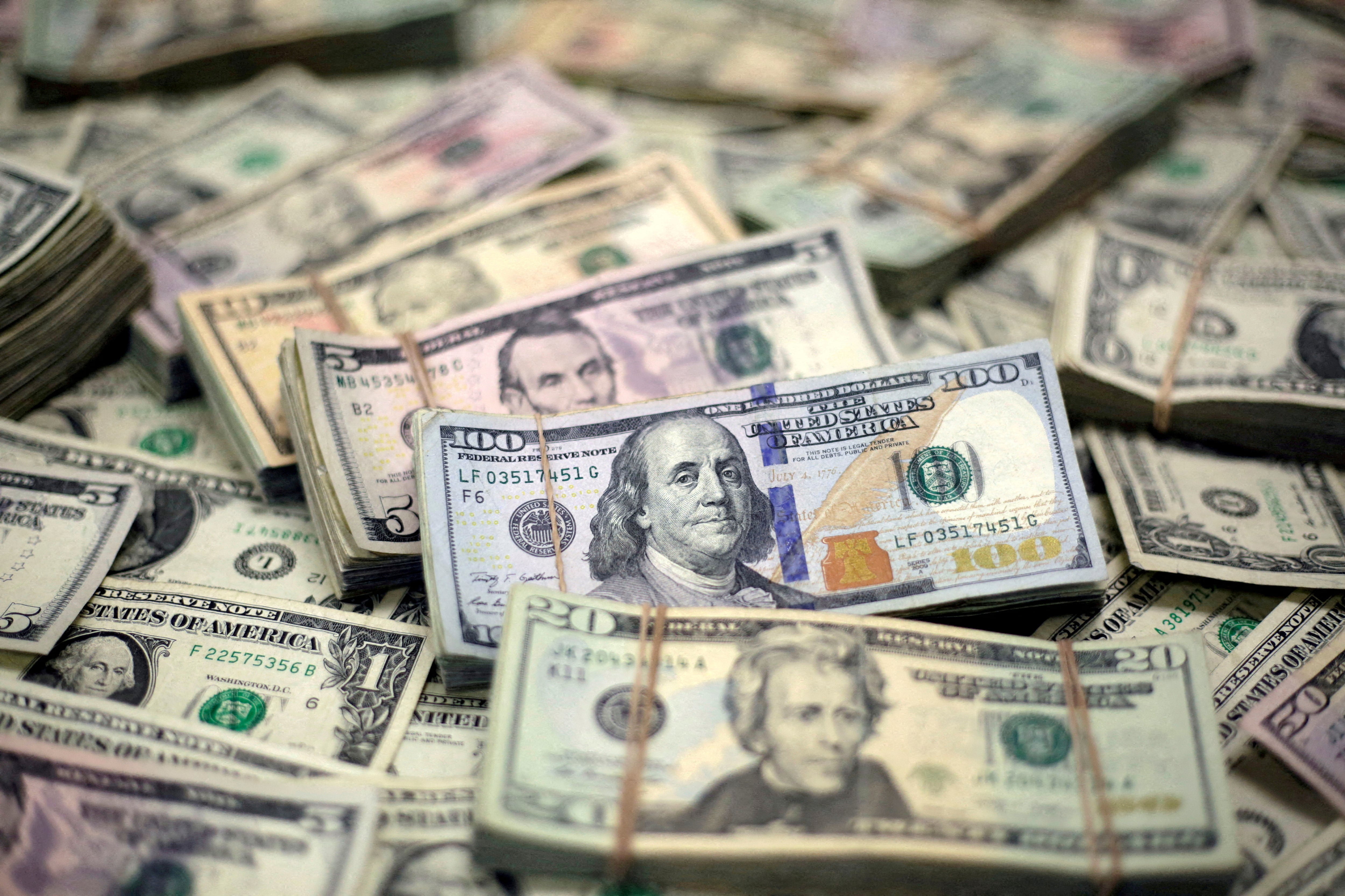 El dólar extiende su caída y busca cerrar la semana con retrocesos