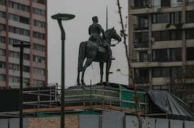 Reinstalación de la estatua del general Baquedano entra en su etapa final con la intervención del plinto