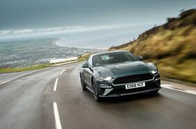 El Ford Mustang Bullitt de cabalgata por la Isla de Man