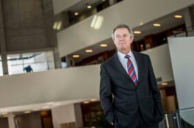 Federico Valdés, rector UDD: “Es una monstruosidad segregar a los estudiantes entre los que son educados por el Estado y los que no”