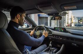 ¿Por qué Mazda está quitando las pantallas táctiles de sus nuevos autos?