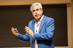 Jonathan Haidt: “No hay ningún beneficio en que los niños tengan el mayor dispositivo de distracción de la historia en sus bolsillos durante la clase”