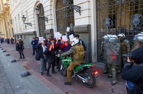 La creciente tensión entre estudiantes y Desbordes por plan que refuerza Aula Segura: cinco liceos están tomados