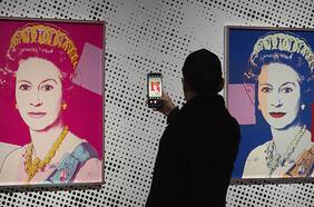 Roban dos serigrafías de Andy Warhol de galería en Países Bajos: ladrones dejaron otras dos obras abandonadas en la calle