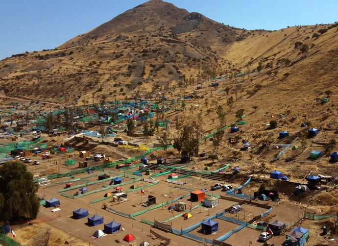 Columna de Sergio Huidobro M. Usurpación y Estado de Derecho La Tercera