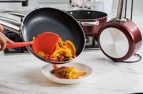 Por qué nunca debes cocinar en una sartén rayada, según una doctora
