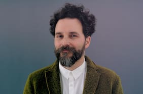 Tras su polémico adiós: chileno Cristóbal Tapia de Veer vuelve a ganar el Emmy por The White Lotus