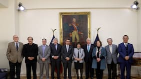 Ministro Fernando Barros se reunió con extitulares de Defensa, en medio de polémica con Argentina por el Estrecho de Magallanes