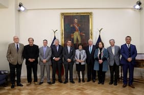 Ministro Barros se reunió con extitulares de Defensa en medio de polémica con Argentina por el Estrecho de Magallanes