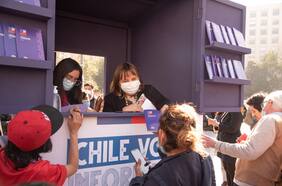 Frente a La Moneda: gobierno instala kiosco para entregar ejemplares gratuitos de la propuesta constitucional