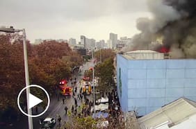 Reportan nuevo incendio en el centro de Santiago: hay corte total de tránsito en la Alameda