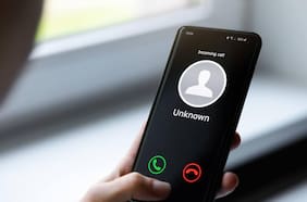 Cómo evitar el vishing: el fraude con el que la inteligencia artificial puede clonar tu voz