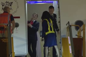 Video: el confuso incidente entre Emmanuel Macron y su esposa que sacude a Francia