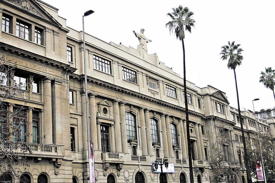 Denuncia de hostigamiento de diputada Rodríguez (REP) escala en la UC: académico acusado se expone a sanciones