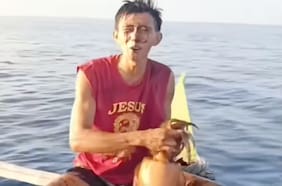 El “juego” del calamar: este pescador se jactaba de su gran captura y el molusco reaccionó sorpresivamente