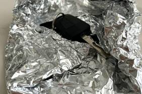 Envolver la llave en papel de aluminio, podría evitar que te roben el auto