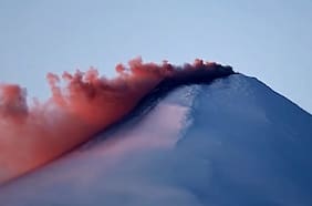 Volcán Villarrica sigue bajo alerta por posible erupción: ¿qué es el humo rojizo que emanó de su cráter?
