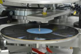 Dos discos por minuto y ahorro de costo de importación: las claves de la fábrica de vinilos que se suma a Chile